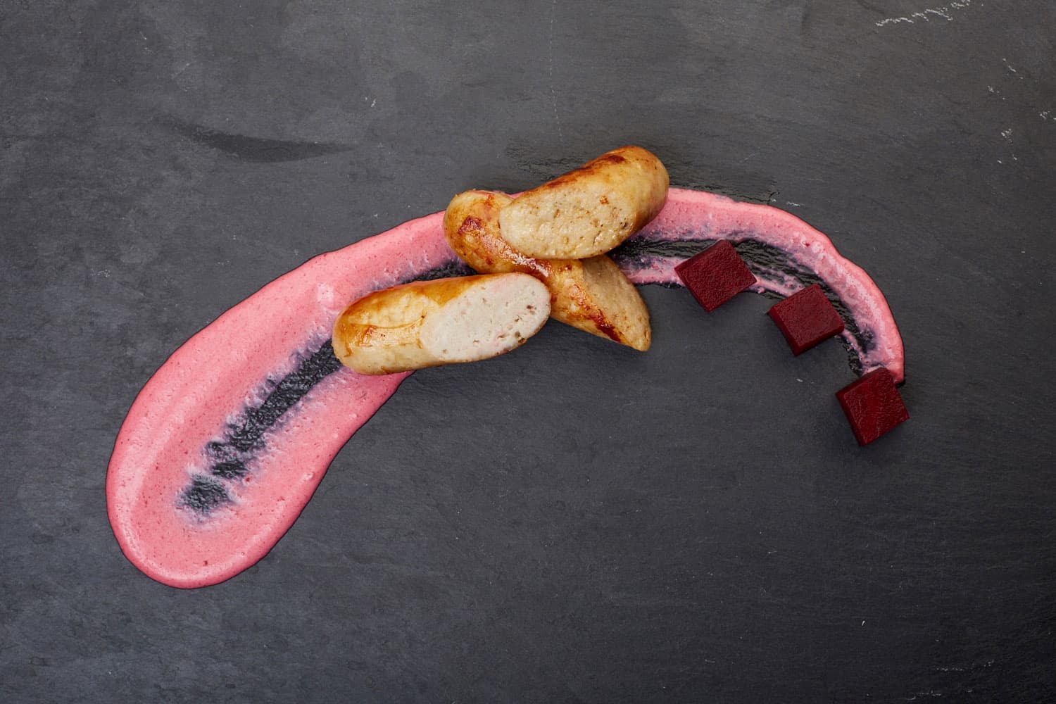 Geflügelbratwurst mit Rotebeete Mayonaise