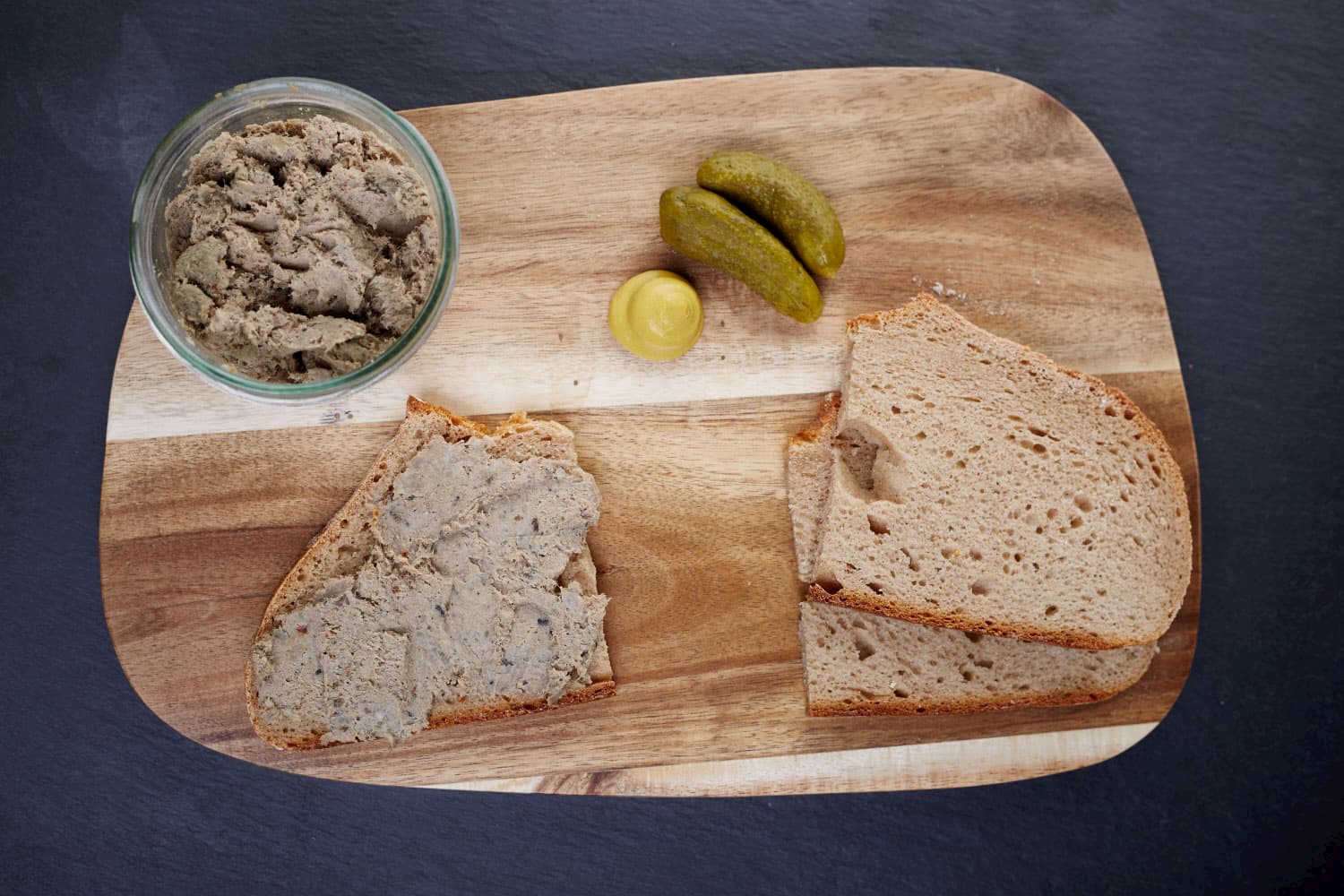 Leberwurst-Brot mit Senf und Cornichons
