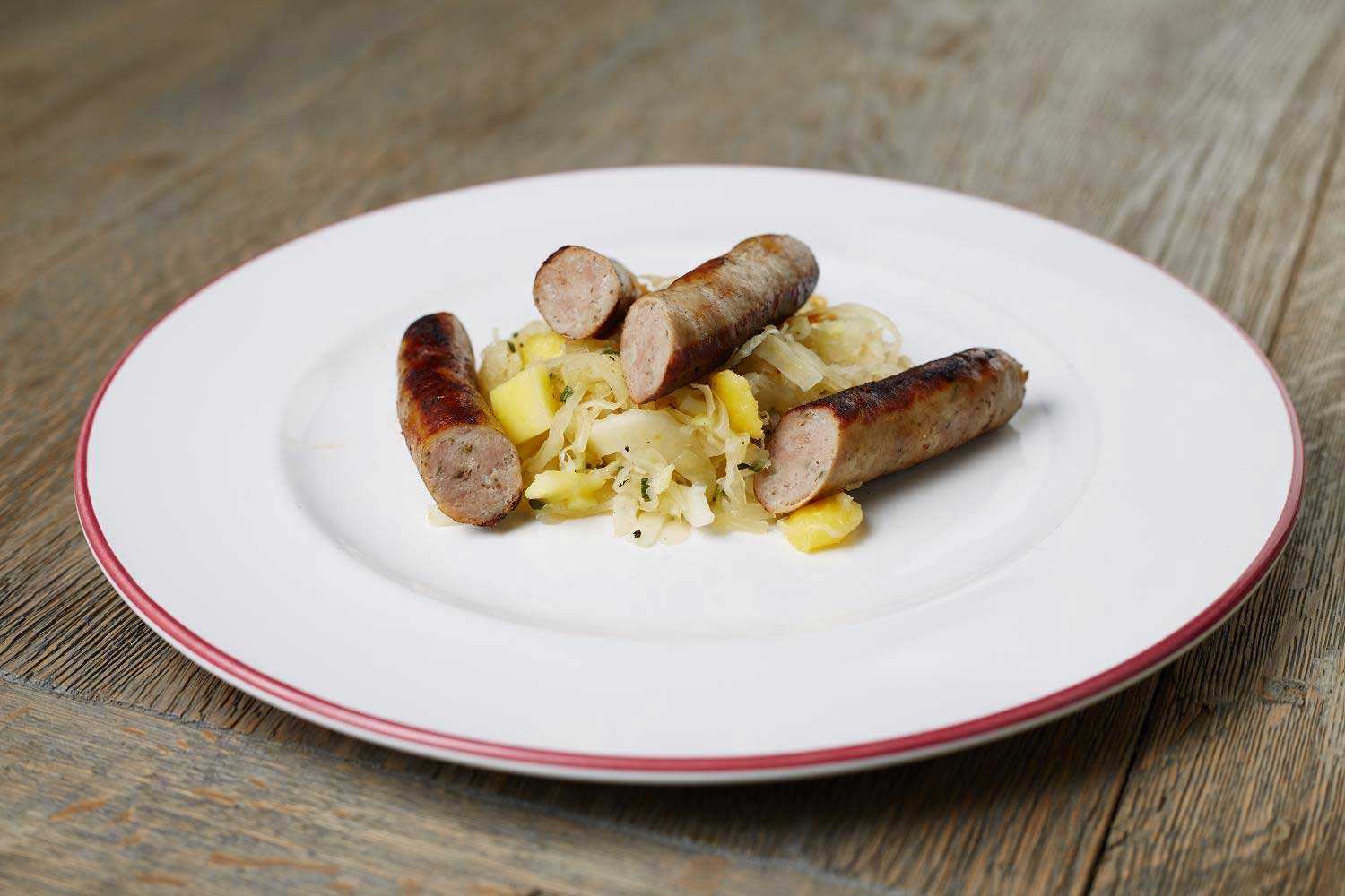 Bratwurst Nürnberger Art mit Sauerkraut-Mango Salat